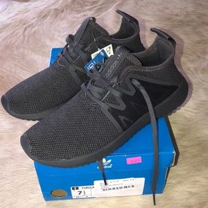 Women’s tennis shoes